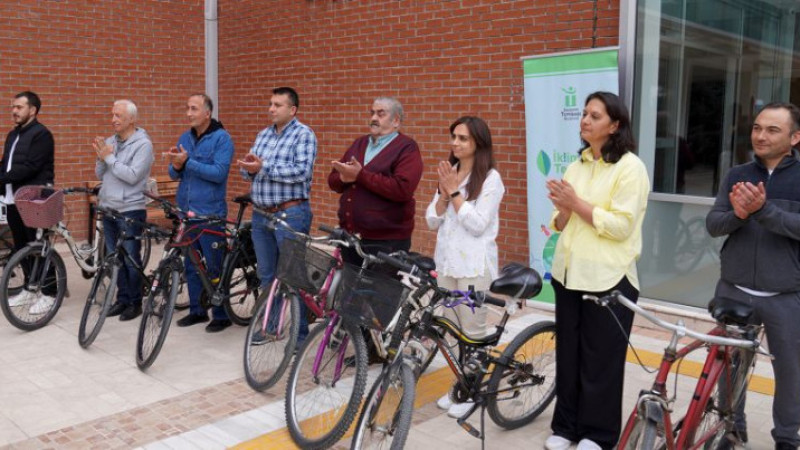 İşe bisiklet ve scooterle geliyorlar!