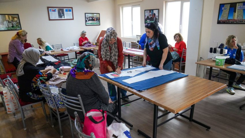 Kendi kıyafetlerini kendileri üretiyor